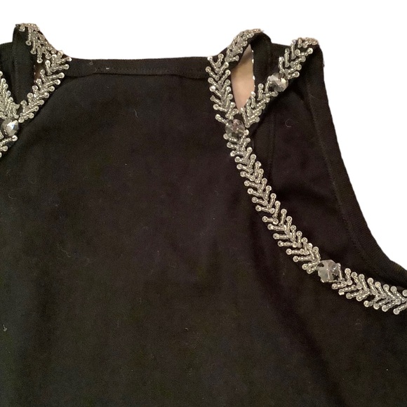 CASUAL LIVING VINTAGE TANK TOP WITH BEADED NECKLINE AND BACK. SIZE MEDIUM - Picture 4 of 16